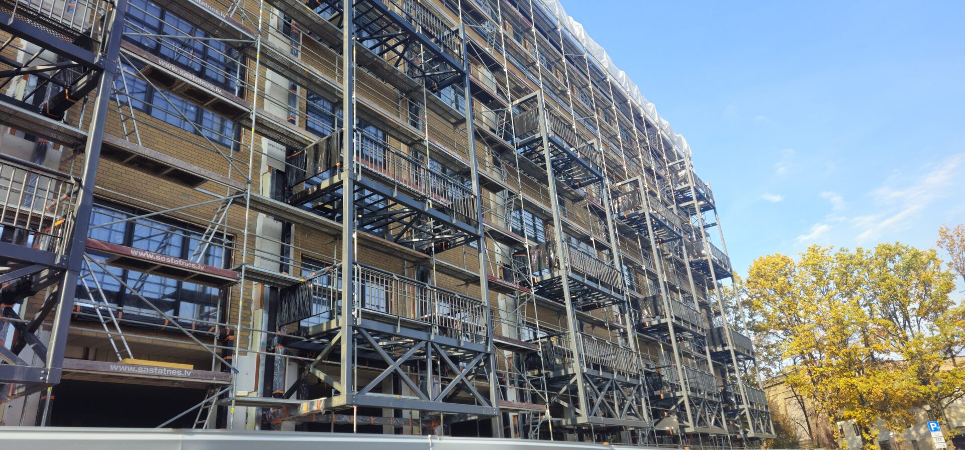 Grīdas siltināšana daudzdzīvokļu mājā Rīgā – 3793 m² ar ThermoWhite