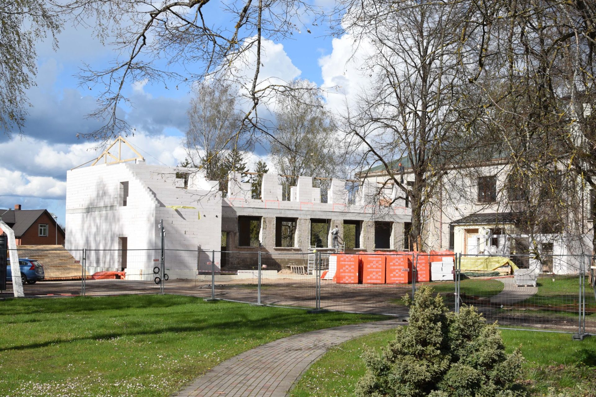 Grīdas siltināšana Talsos: ThermoWhite risinājums pamatskolas pārbūvē