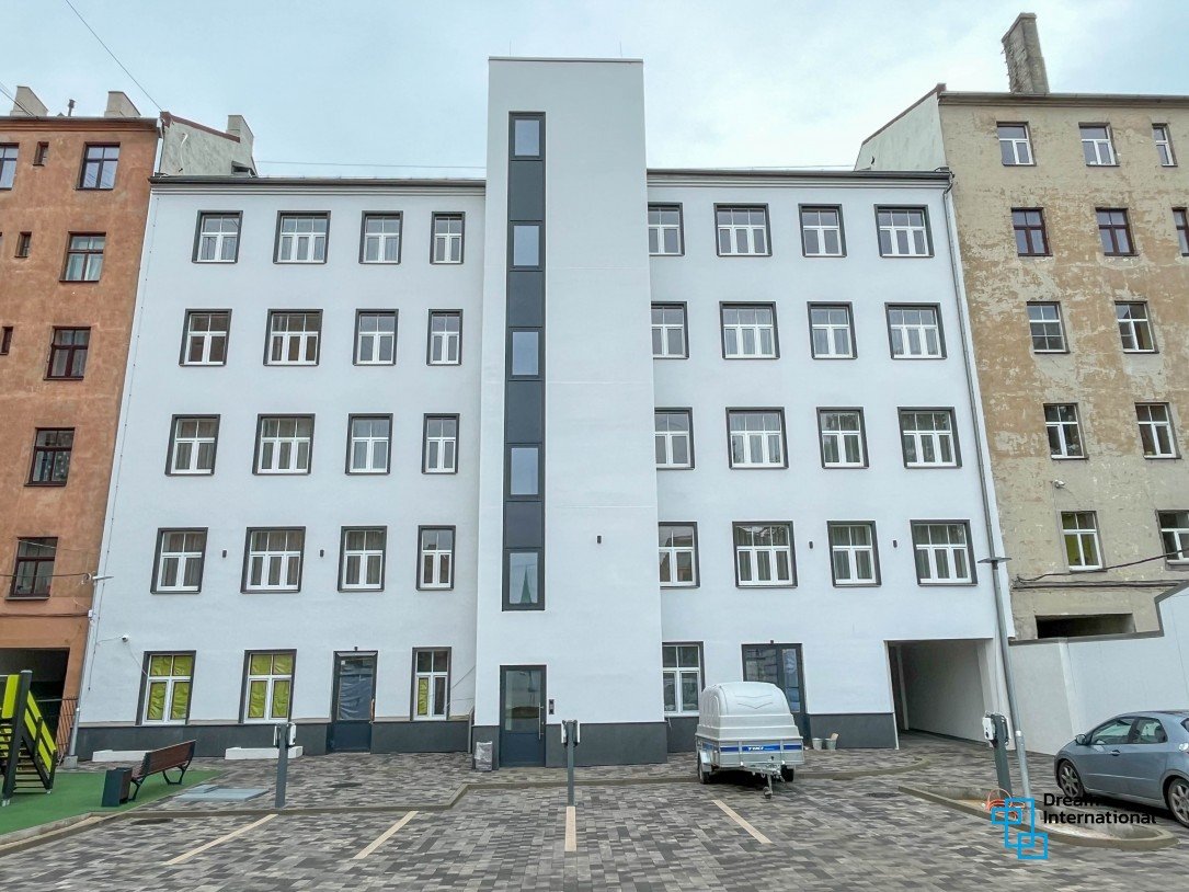Daudzdzīvokļu ēka Rīgā, A. Čaka ielā 123